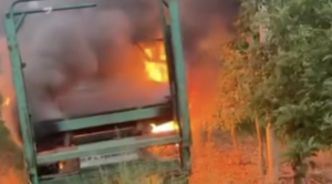 Hebebühne in Flammen