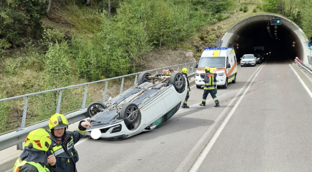 Pkw landet auf dem Dach Pkw landet auf dem Dach