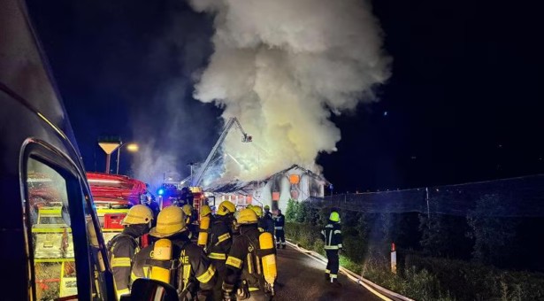 Lagerhalle in Flammen Lagerhalle in Flammen